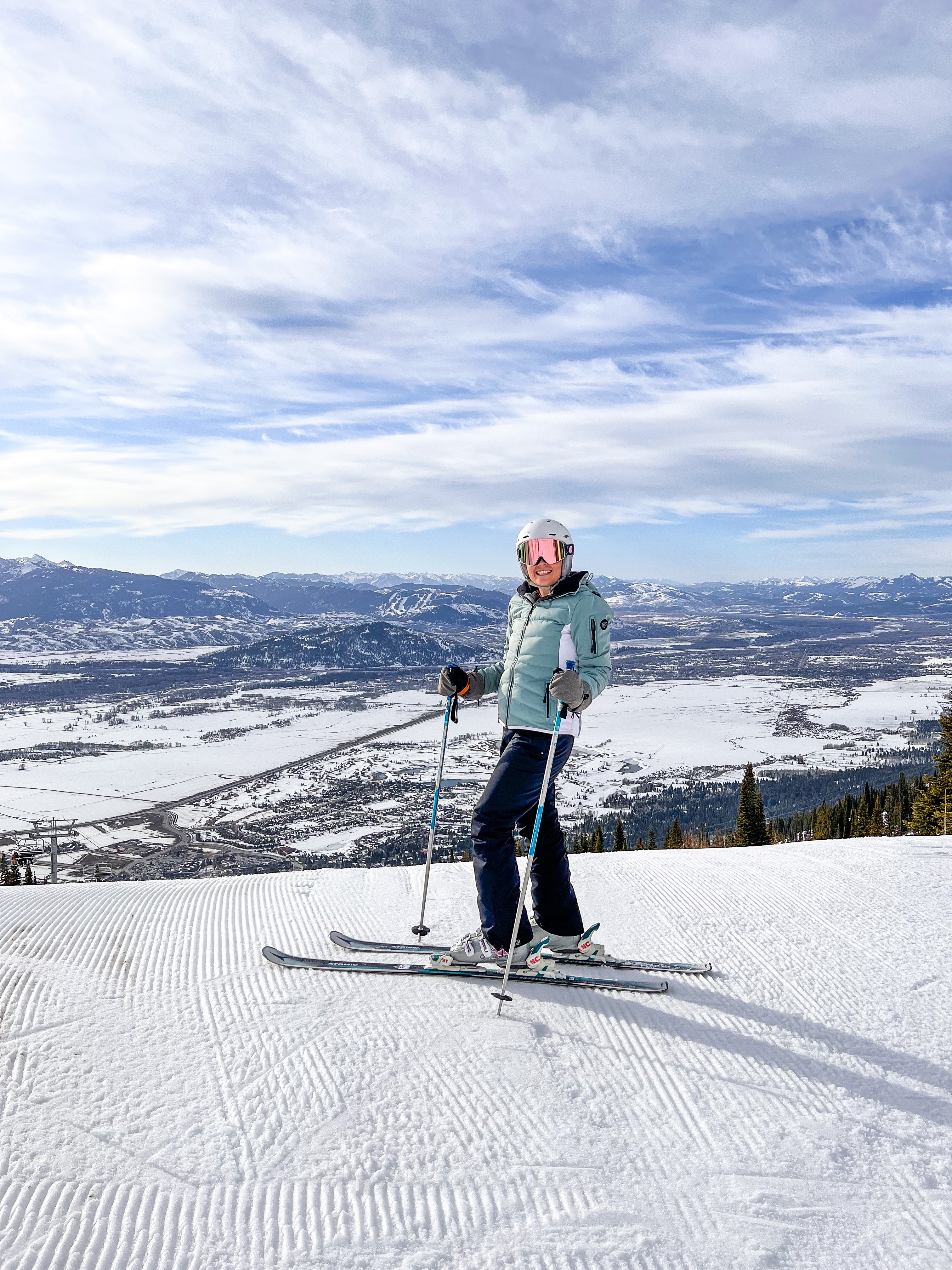 Tips for beginner skiers, ikon pass tips, skiing essentials, skiing products, what to know as a beginner skier, MIPS helmets, what does a beginner skier need?, a beginners guide to skiing, tips for adult skiers learning to ski, beginner skier tips